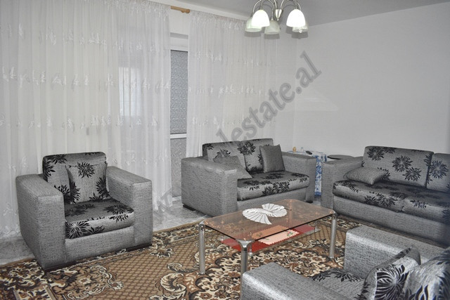 Apartament 2+1 per shitje ne rrugen Besim Zyma ne Tirane.
Ndodhet ne katin zero ten je pallati te v